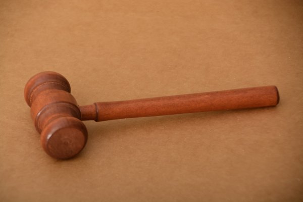 Quels bénéfices offre l'utilisation d'un courtier en crédit plutôt que de passer directement par une banque ?